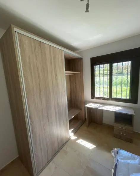 Armario de roble en dormitorio
